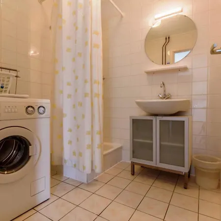Family Flat On Large Estate Near Beach *