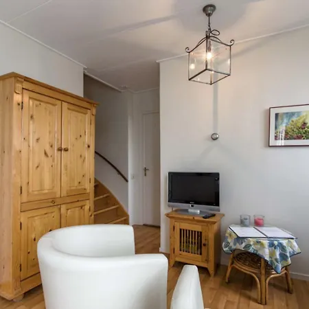 Family Flat On Large Estate Near Beach Lägenhet